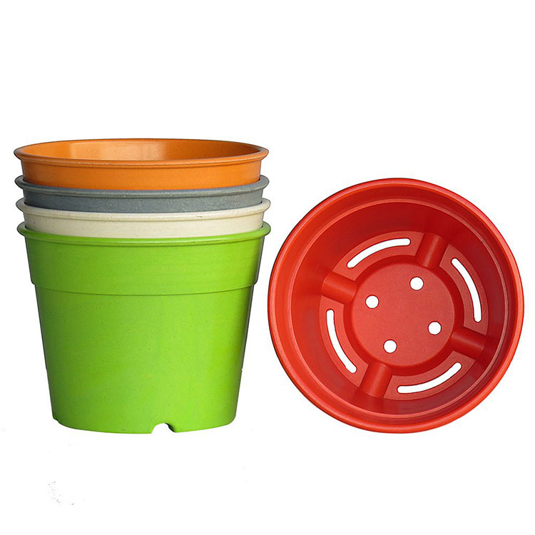 Làm thế nào để bạn tạo ra các lỗ thoát nước trong chậu hoa?